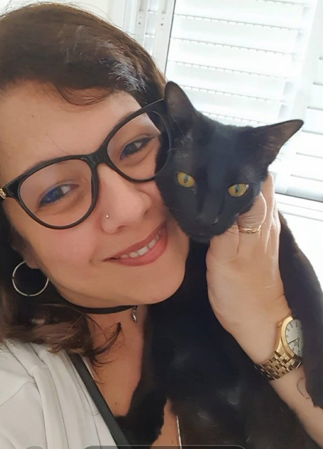 M&eacute;dica-veterin&aacute;ria segurando um felino